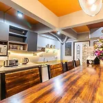 Snoozzze Hostel ใกล้รถไฟฟ้า ย่านบางรัก (Adults Only)