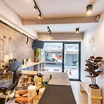 Snoozzze Hostel ใกล้รถไฟฟ้า ย่านบางรัก (Adults Only)